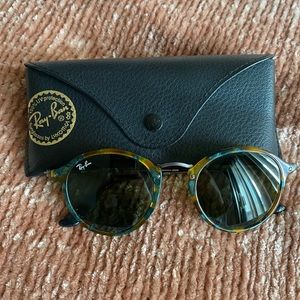 Rayban Round Fleck Sunglasses in tortoise